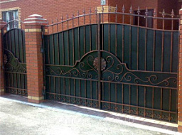 Ворота для дома из металла черные распашные с калиткой