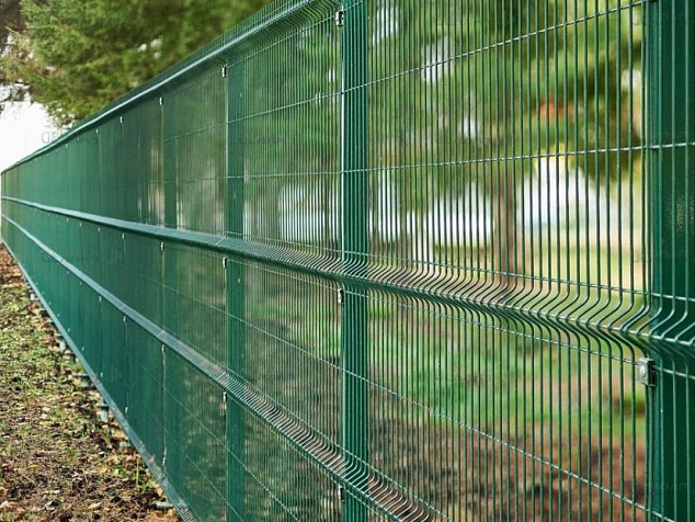 Зеленый забор из 3 д сетки для парковой зоны
