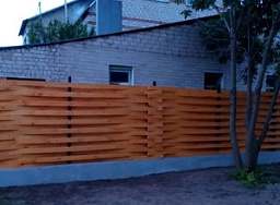 Плетенный деревянный забор на ленточном фундаменте