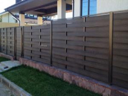 Забор деревянный коричневого цвета из дпк