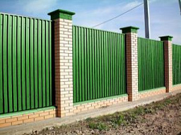 Зеленый забор на кирпичных столбах