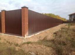 Забор для дачного участка из профнастила на бетонном ленточном фундаменте