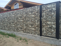 Забор из профнастила с покрытием под камень и калиткой