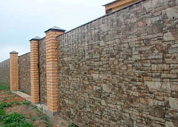 Забор из профнастила под камень с кирпичными столбами