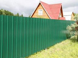Зеленый забор из профильного листа для дачи