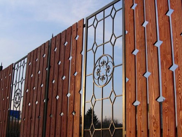Забор для частного дома из дерева с ковкой и резьбой