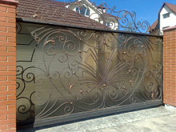 Кованый забор для частного дома с поликарбонатом и элементами ковки