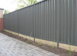 Серый забор из профлиста на ленточном фундаменте