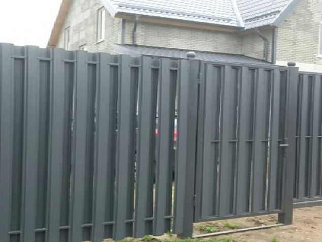 Серый реечный забор для загородного дома