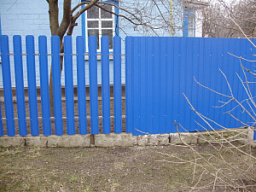Синий забор из профнастила и штакетника на ленточном фундаменте