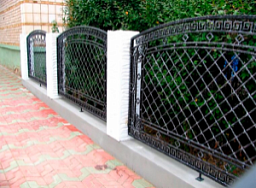 Забор кованный для частного дома на бетонных столбах