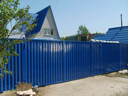 Забор для дачи из профнастила синего цвета