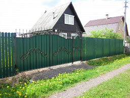 Забор и ворота из штакетника с профнастилом