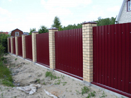 Красный забор для дома из профнастила со столбами