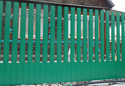 Зеленый забор из профнастила и штакетника