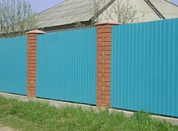 Забор из профнастила RAL 5012 на кирпичных столбах