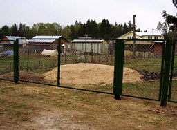 Черный сварной забор из сетки для дачи