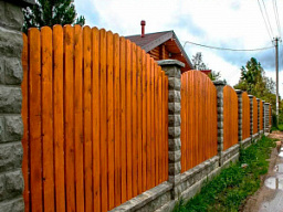 Секционный вертикальный деревянный забор