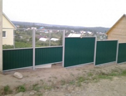 Комбинированный красивый забор из профлиста и сетки рабицы
