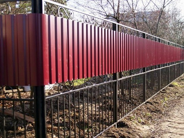 Красный комбинированный забор