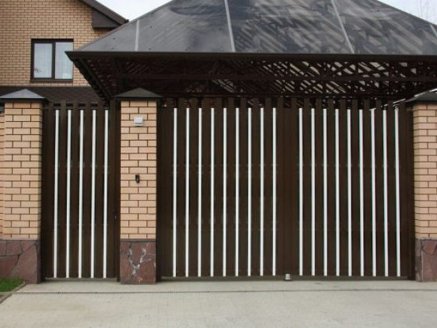 Ворота для частного дома из металла двухцветные с калиткой