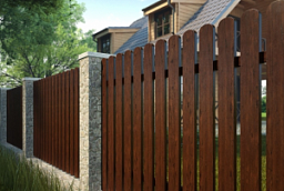 Вертикальный деревянный забор для загородного участка темного цвета