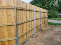 Забор из деревянных штакетников на железных столбах