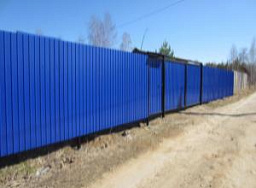 Синий забор из профнастила на винтовых сваях