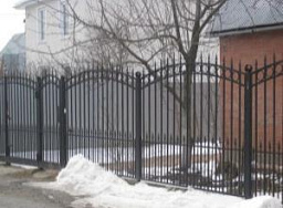 Забор из металлических прутьев в форме арки