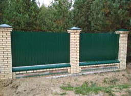 Забор для дачи из профнастила на кирпичных столбах RAL 6016