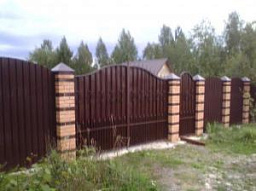 Забор с кирпичными столбами и профлистами