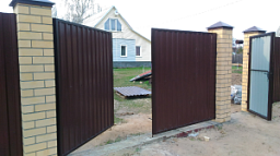 Ворота для дома из металла распашные коричневые