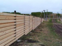 Забор деревянный для загородного участка на железных столбах