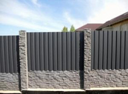 Серый забор комбинированный из профлиста и бетона