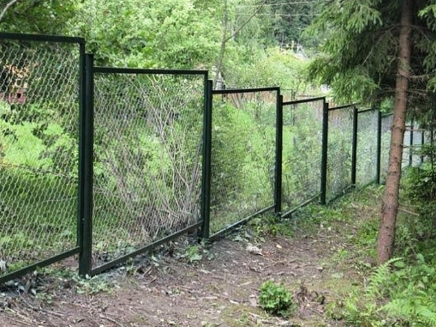 Ступенчатый секционный черный забор из сетки