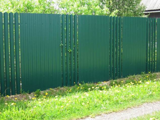 Забор из штакетника с профнастилом