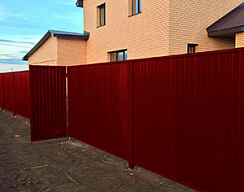 Забор из профнастила для дачи под ключ красный