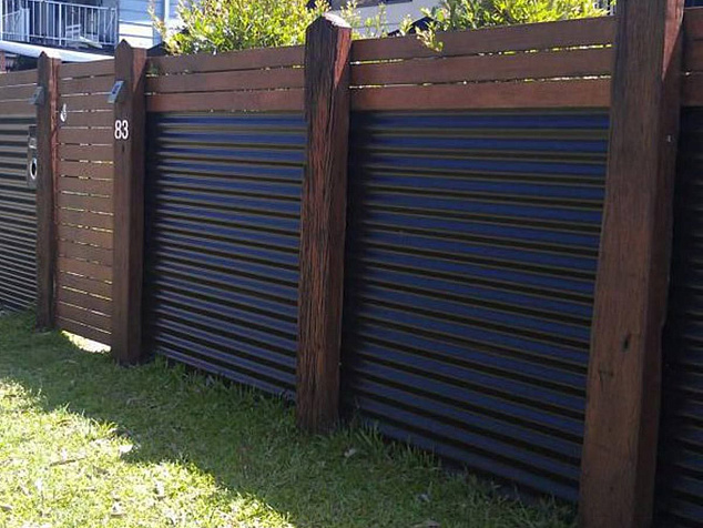 Забор комбинированный из профлиста и дерева