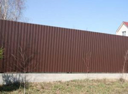 Забор для дачи из коричневого профильного листа на бетонном ленточном фундаменте