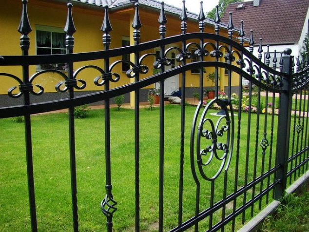 Кованый сварной забор чёрный с ажурным рисунком