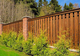 Вертикальный деревянный забор для базы отдыха
