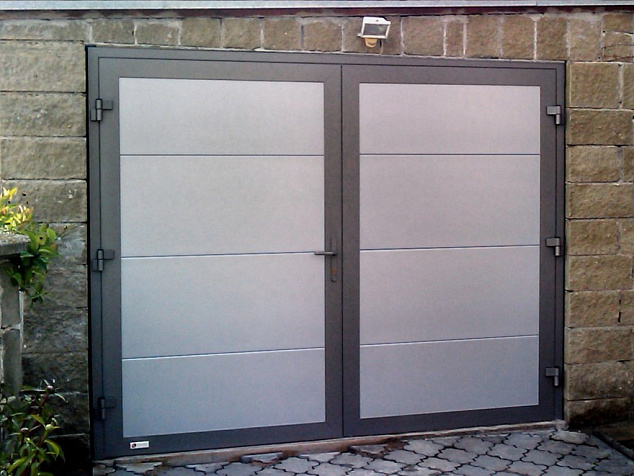 Металлические ворота для гаража распашные серые