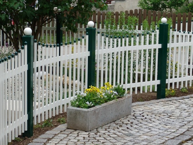 Белый деревянный декоративный забор