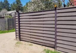 Горизонтальный деревянный забор из дпк на металлических столбах