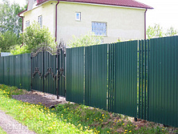 Зеленый комбинированный забор