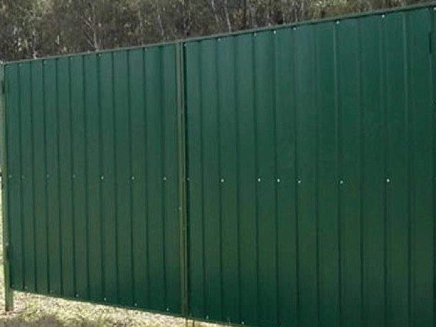 Недорогой зеленый забор из профнастила