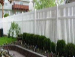 Белый вертикальный деревянный забор