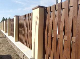 Плетеный деревянный забор на бетонных столбах
