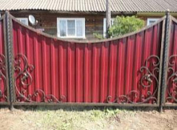 Фигурный забор из профнастила с ковкой