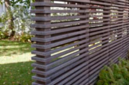 Реечный забор из деревянного штакетника